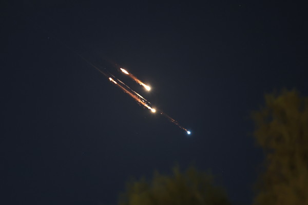 이스라엘의 공격에 대한 이란의 보복 공격으로 지난 15일(현지시간) 텔아비브 상공으로 날아든 이란측 미사일을 이스라엘이 방공 시스템 ‘아이언돔’으로 요격하고 있다. 이스라엘이 13일 ‘일어서는 사자’라는 작전명 아래 이란을 공격한 이후 양측간의 공방이 이어지고 있다. / 사진=EPA연합뉴스