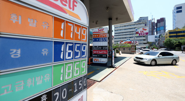 미국의 이란 핵시설 공습으로 중동 리스크가 확대되면서 중동발 석유 공급 차질로 유가와 운임 상승이 우려되고 있는 가운데 서울 시내의 한 주유소 앞 유가정보판에 가격이 표시돼 있다. /사진=연합뉴스