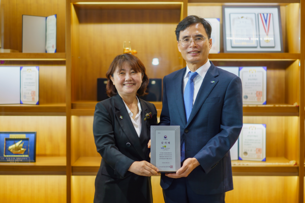 19일 LH 진주 본사에서 (오른쪽) 김재경 LH 경영관리본부장과 김지현 경남서부보훈지청장이 국가보훈부장관 감사패 수여식 후 기념사진을 촬영하고 있다./사진=LH