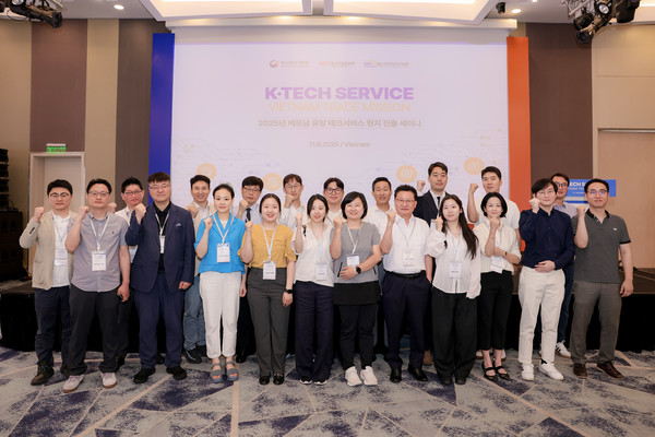 베트남 유망 테크서비스 수출상담회 참여기업 관계자들이 단체 기념사진을 촬영하고 있다./사진=메인비즈협회