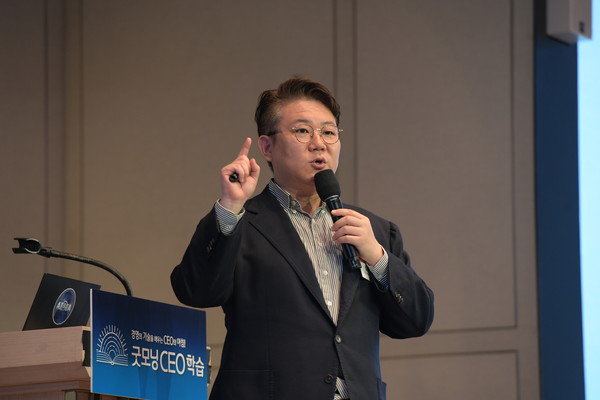 강연 중인 김덕진IT커뮤니케이션연구소 김덕진 소장./사진=메인비즈협회