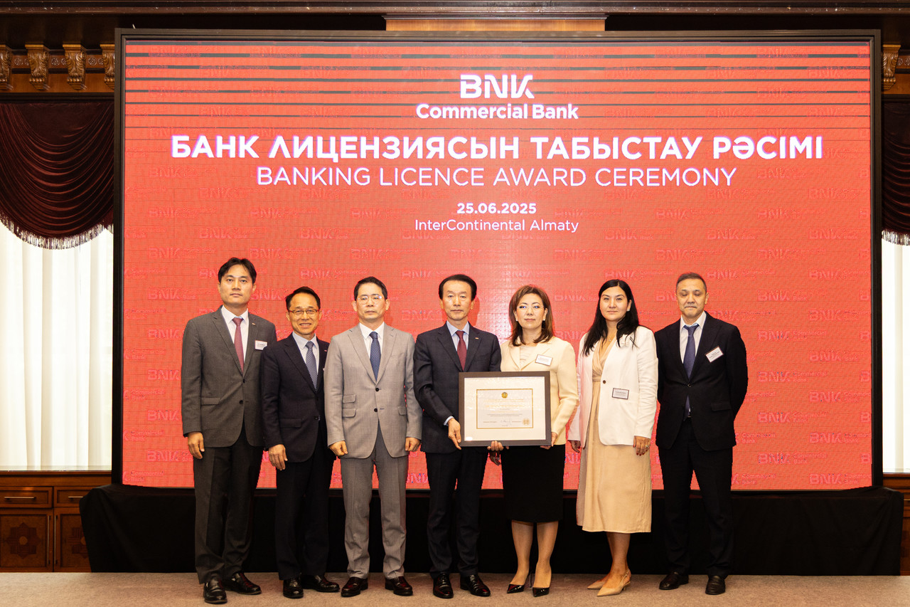 (왼쪽 4번째부터) 김성주 BNK캐피탈 대표, 마지나 아빌카시모바 카자흐스탄 금융감독원장 / 사진=