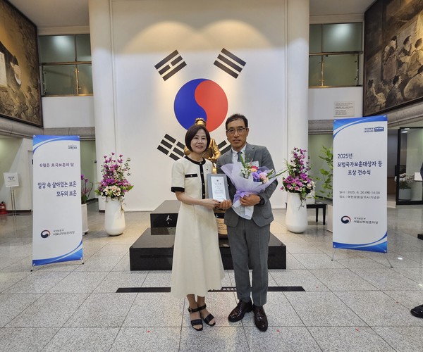 (오른쪽) 심우섭 SH공사 기획경영본부장과 염정림 서울남부보훈지청장이 감사패 전달 후 기념사진을 촬영하고 있다./사진=SH공사