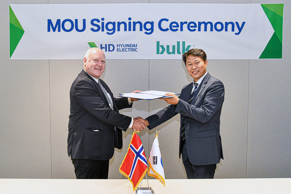 HD현대일렉트릭은 최근 노르웨이의 데이터·통신 인프라 전문 기업 벌크 인프라스트럭처(Bulk Infrastructure)와 데이터센터용 전력변압기, 고압차단기 등 전력기자재 공급 협력을 위한 업무협약(MOU)을 체결했다. 이날 행사에는 HD현대일렉트릭 전력영업부문장 양재철 전무(오른쪽)와 벌크 인프라스트럭처 토르비욘 모에 최고사업개발책임자가 참석했다. /사진=HD현대일렉트릭