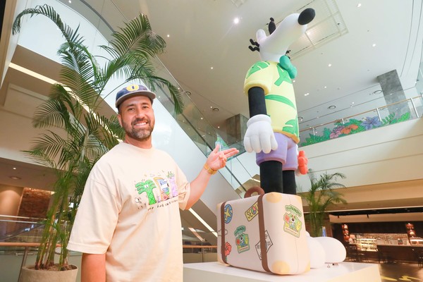  29일 오전 현대백화점 판교점에서 글로벌 팝 아티스트 작가 스티븐 해링턴이 하와이 바캉스를 콘셉트로 제작한 초대형 강아지 캐릭터 '멜로'를 소개하고 있다. /사진=현대백화점