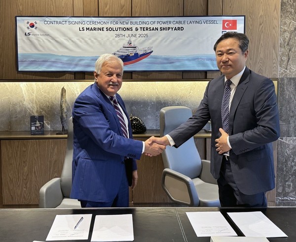 지난 28일 튀르키예 이스탄불에서 열린 선박 건조 서명식에서 김병옥 LS마린솔루션 대표(오른쪽)와 누레틴 팍수 테르산 조선소 대표가 기념 촬영을 하고 있다. /사진=LS마린솔루션