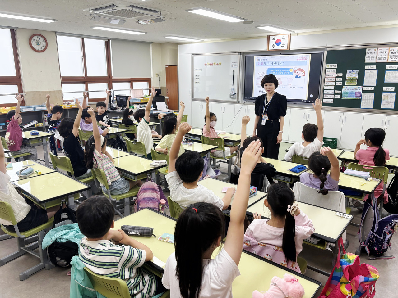 배지혜 NH농협은행 서울강서사업부 차장이 길원초등학교 학생들을 대상으로 강의를 진행하고 있다. / 사진=NH농협은행