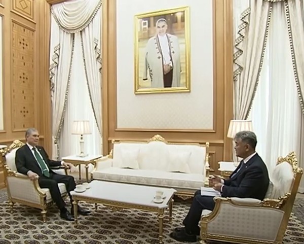 정원주 회장이 지난달 28일 투르크메니스탄 국가최고지도자를 예방했다. /사진=대우건설