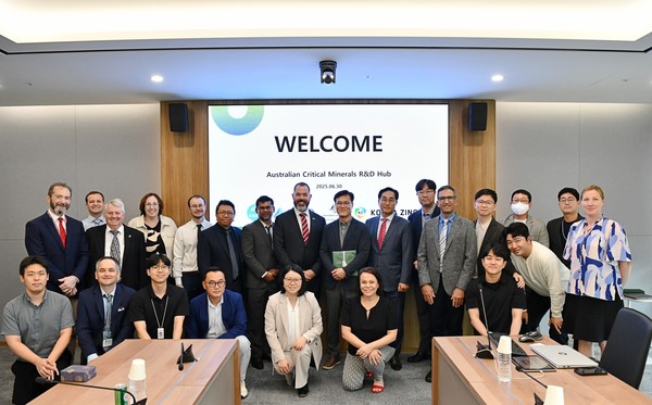 고려아연과 호주 핵심광물 R&D 대표단이 협력 논의를 위한 미팅을 마친 뒤 기념촬영 하는 모습. /사진=고려아연