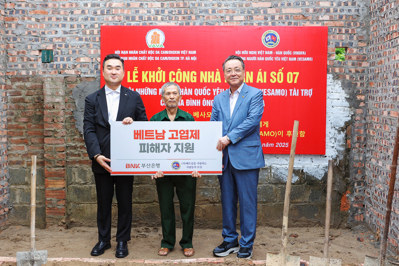 문동권 BNK부산은행 지점장(왼쪽 첫번째), 장호익 베사모 회장(왼쪽 세번째)