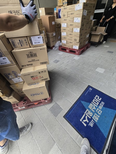 외부에서 다양한 의료품들이 입고 되고 있었다. /사진=장세진기자 