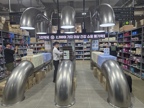 매장 오픈전 직원들이 재고파악과 물건 정리하는 모습 /사진=장세진기자