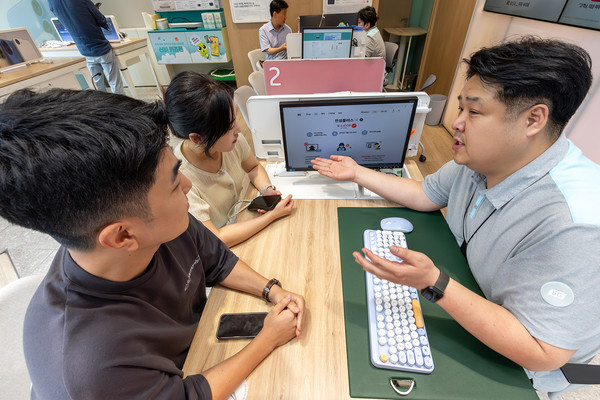 KT 상담직원이 매장에서 고객에게 '안심플러스 서비스'를 설명하고 있다./사진=KT