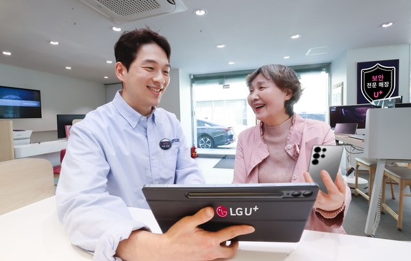 LG유플러스가 전국 1800여개 매장을 통해 제공하는 스미싱·피싱 피해 상담이 실제 고객들의 피해를 막는 성과를 내고 있다. 사진은 LG유플러스 매장에서 U+보안전문상담사가 고객에게 보안 상담을 제공하는 모습. /사진=LG유플러스