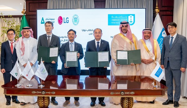 LG전자가 현지시간 3일 사우디아라비아 리야드에서 부산대학교, 킹사우드대학교, 셰이커 그룹과 함께 '혹서지' 환경에 최적화된 HVAC 기술 공동 연구를 진행하기로 협의했다. (왼쪽 세번째부터) 셰이커 그룹 에디 전 부사장, LG전자 진심원 ES선행연구담당, 부산대학교 최재원 총장, 킹사우드대학교 야자드 알 아셰이크 부총장. /사진=LG전자