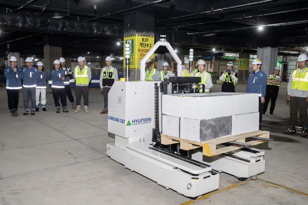 삼성물산과 현대건설이 공동 개발한 '스마트 자재 운반 로봇'이 현장에서 자재를 싣고 이동하고 있다. /사진=삼성물산