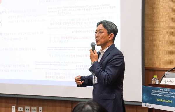 이기웅 동원F&B 식품과학연구원장이 4일 김대중컨벤션센터에서 열린 '2025 한국식품과학회 국제학술대회'에서 '블루푸드테크'에 대해 발표하고 있다. /사진=동원F&B