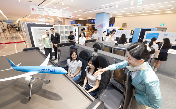 대한항공은 신규 CI를 컨셉으로 한 고객 참여형 팝업스토어 'BRAND NEW KE : in Seoul'을 운영한다고 7일 밝혔다. 대한항공 'BRAND NEW KE' 팝업스토어에서 다양한 고객 참여 프로그램이 진행되는 모습. /사진=대한항공