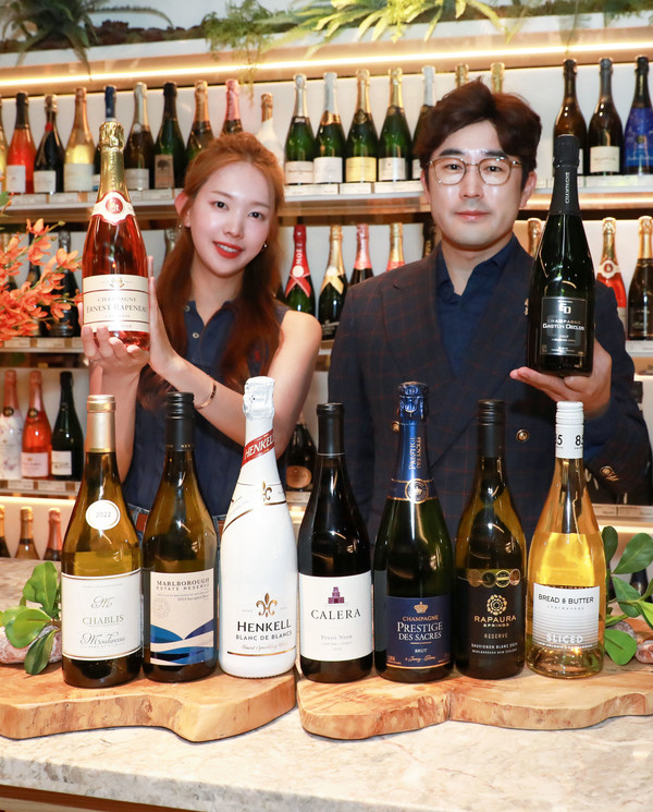 8일 오전, 서울 강남구에 위치한 현대백화점 무역센터점 지하 1층 와인웍스 매장에서 직원들이 '이달의 와인' 7월 상품을 소개하고 있다. /사진=현대백화점