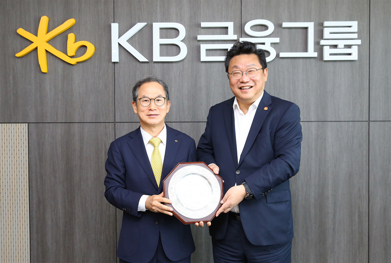 양종희 KB금융그룹 회장과 주형환 저출생고령사회위원회 부위원장이 지난 9일 여의도 KB국민은행 신관에서 기념촬영을 하고 있다. / 사진=KB금융그룹