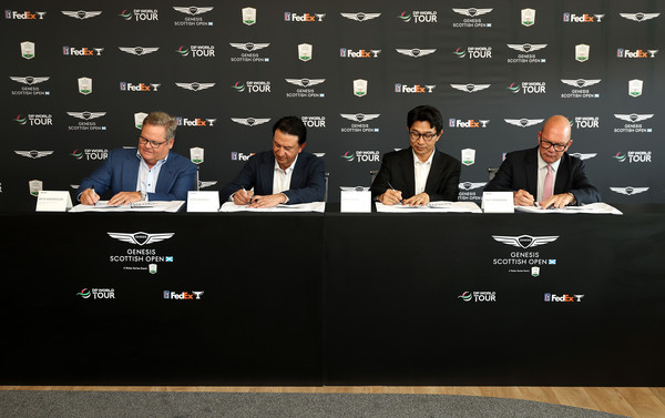 제네시스는 ‘2025 제네시스 스코티시 오픈'을 앞두고 타이틀 스폰서십을 오는 2030년까지 연장한다고 밝혔다. (왼쪽부터) PGA 투어 최고 커머셜 책임자 릭 앤더슨, 호세 무뇨스 현대차 대표이사, 송민규 제네시스사업본부장, 가이 키닝스 DP 월드투어 최고경영자가 서명을 하고 있다./사진=현대차기아