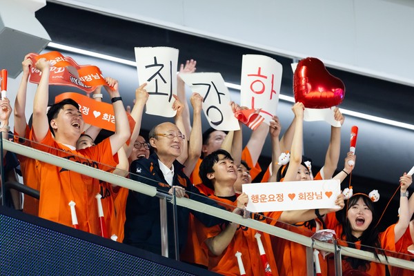 한화그룹 김승연 회장이 임직원들과 함께 경기를 관람하고 있다. /사진=한화그룹