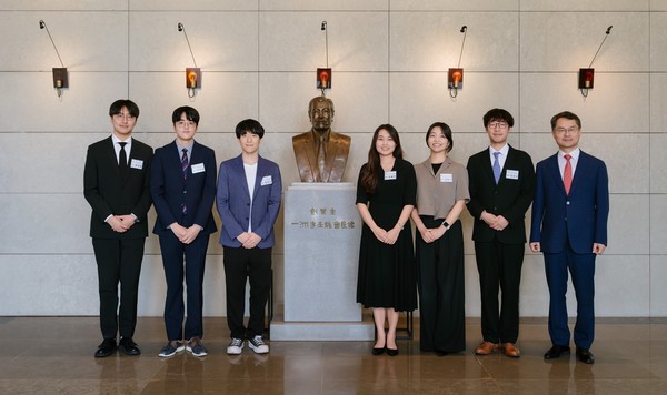 일주(一洲) 고 이임용 태광그룹 창업주 흉상 앞에서 김민수 일주학술문화재단 이사장(오른쪽 끝)과 장학생들이 기념촬영을 하고 있다. /사진=태광그룹