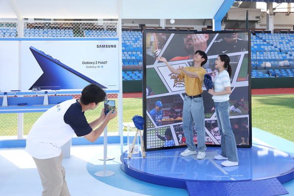 대전 중구 한화 이글스파크 '갤럭시 체험존'에서 방문객들이 '갤럭시 Z 폴드7'과 함께 구단별 하이라이트 영상을 배경으로 인증샷을 촬영하는 모습. /사진=삼성전자