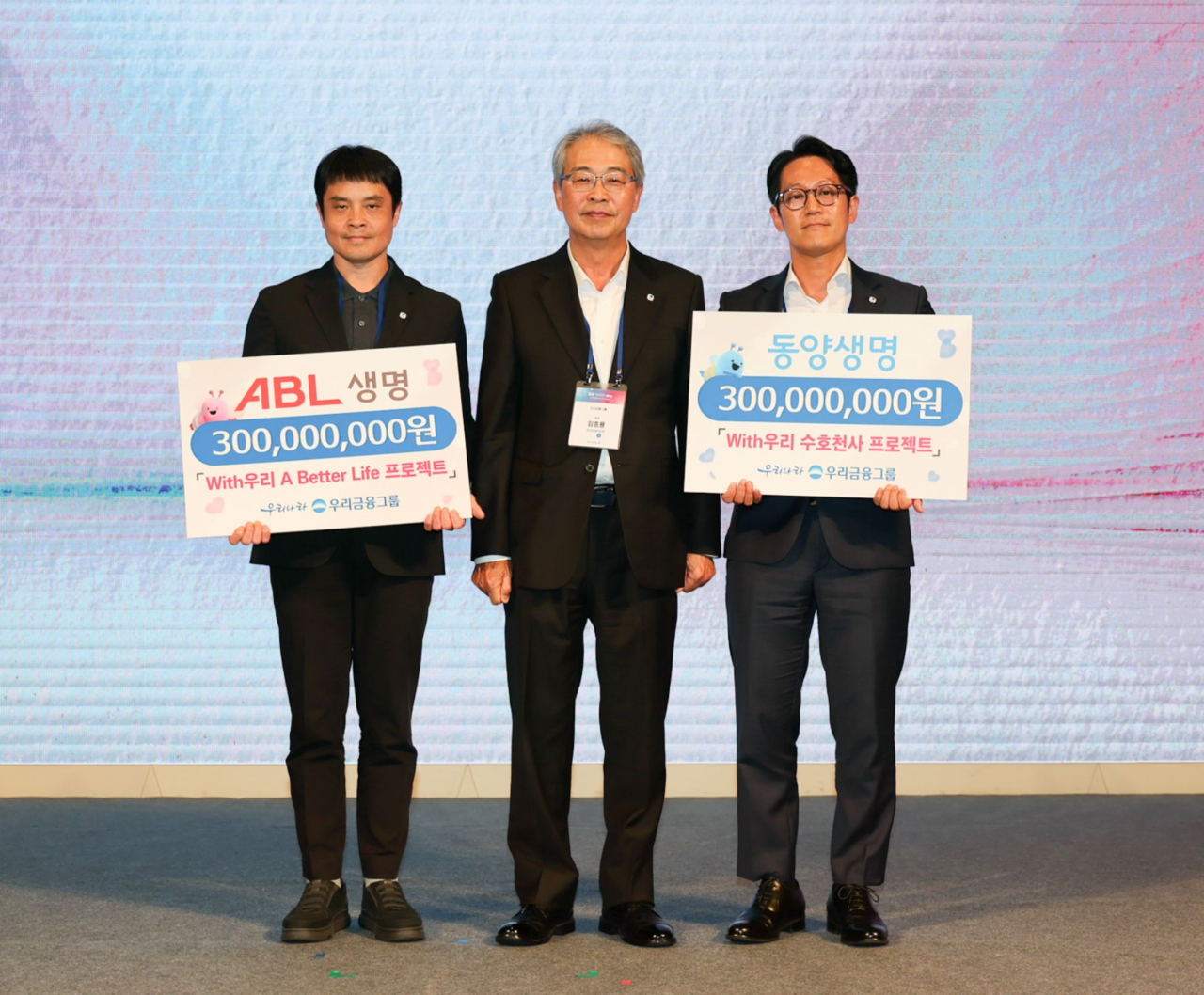 지난 11일 서울 용산 드래곤시티에서 열린 '우리 WON Day' 행사에 참석한 임종룡 우리금융회장(가운데)이 동양·ABL생명 사회공헌 담당자에게 그룹 특화공익사업 확대를 위한 공익사업비 전달 후 기념촬영을 하고 있다. / 사진=우리금융그룹