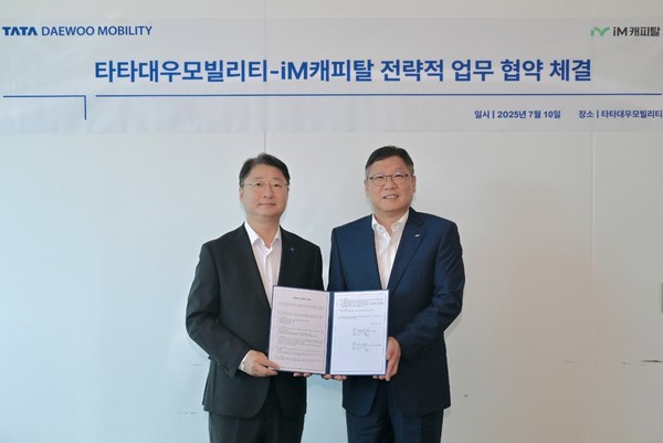 지난 10일 전략적업무협약을 체결한 (왼쪽) 김태성 타타대우모빌리티 사장과 김성욱 iM캐피탈 대표이사가 기념사진을 찍고 있다./사진=타타대우모빌리티