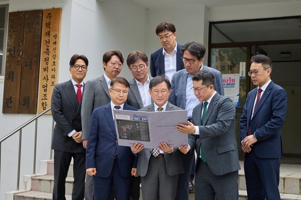 (첫째 줄 왼쪽 두 번째) 정경구 HDC현대산업개발 대표이사가 지난 14일 방배신삼호아파트 재건축 현장을 방문했다./사진=HDC현대산업개발