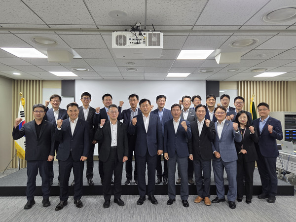 농협금융은 지난 15일 서울시 서대문구에 위치한 농협손해보험 본사에서 '2025년 제3차 자산운용전략회의'를 개최했다. 황종연 부사장(앞줄 왼쪽에서 네 번째)과 임직원들이 자산운용 사업목표 달성을 다짐하고 있다. 사진=NH농협금융지주