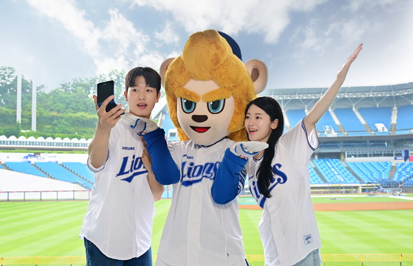 대구 삼성 라이온즈 파크에서 방문객들이 '갤럭시 Z 플립7'으로 삼성 라이온즈의 마스코트 '블레오'와 함께 '승요 셀피'를 촬영하는 모습. /사진=삼성전자
