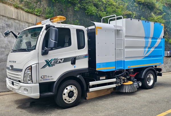 타타대우모빌리티가 처음 선보인 전기 노면청소차./사진=타타대우모빌리티