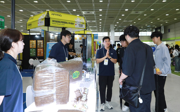NH투자증권은 '제3회 농식품 테크 스타트업 창업박람회(AFPRO 2025)'를 개최했다고 18일 밝혔다. 관람객들이 스타트업 전시 부스를 살펴보고 있다. 사진=NH투자증권