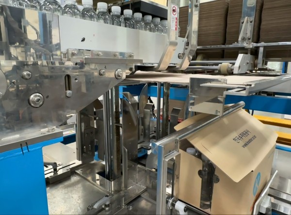 경기도 성남시에 위치한 한국수자원공사 성남정수장에서 집중호우 피해지역 지원을 위해 병입 수돗물 생산 시설을 가동하고 있다. 한국수자원공사는 예산과 담양 등 이재민 대피소를 중심으로 긴급 식수 지원에 나서는 등 지역사회 피해 지원을 위해 최선을 다하고 있다. /사진=한국수자원공사