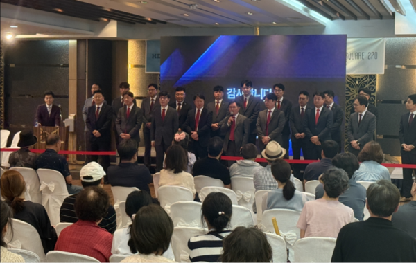 HDC현대산업개발 정경구 대표이사를 비롯한 대표단이 홍보설명회에 참석한 모습. /사진=HDC현대산업개발