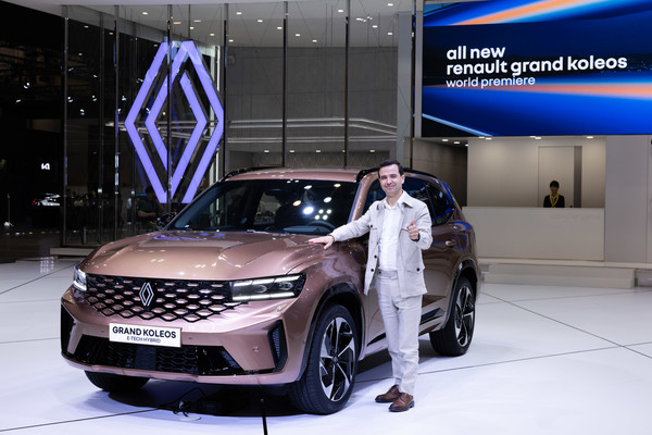 2024 부산모빌리티쇼에서 처음 공개한 그랑 콜레오스와 기념 촬영 중인 르노코리아 스테판 드블레즈 사장. /사진=르노코리아