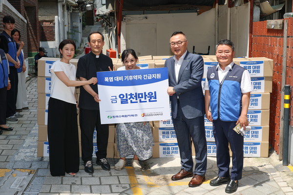 한수원이 22일 서울 중림동을 방문해 '기후약자 안심 키트'와 기부금을 중림동 종합사회복지관에 전달했다. /사진=한수원