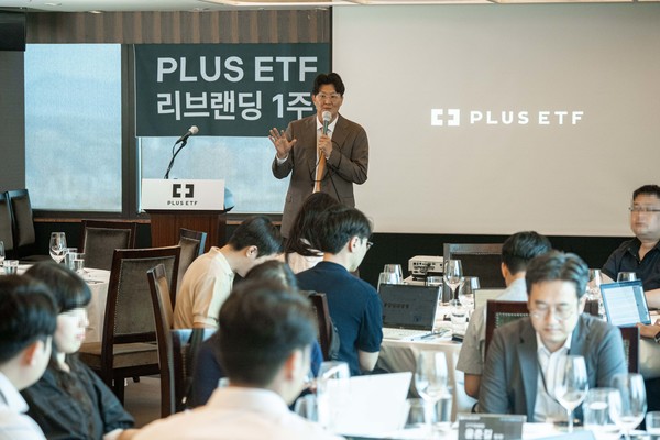 한화자산운용은 23일 서울 여의도 63스퀘어에서 'PLUS ETF 리브랜딩 기자간담회'를 열었다. 금정섭 ETF사업본부장(상무)이 PLUS 리브랜딩 성과와 미래에 대해 설명하고 있다. 사진=한화자산운용