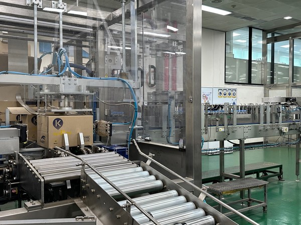 한국수자원공사(K-water)가 앞으로 재해, 재난 상황 시 비상 식수로 공급하는 병입 수돗물을 국내에서 수거한 투명 페트병으로 만든 100% 재생 원료의 친환경 페트병으로 공급한다. /사진=한국수자원공사