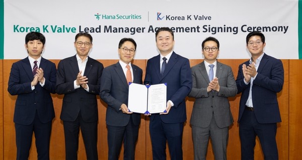 정영균 하나증권 IB그룹 부사장(그룹장)(왼쪽 세번째), 안성민 한국케이밸브 대표이사(왼쪽 네번째), 이율환 수성에셋인베스트먼트 이사(오른쪽 첫번째)와 하나증권 임직원들이 대표주관 계약을 체결하고 기념촬영을 하고 있다. 사진=하나증권