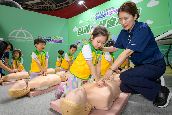 지난 6월 열린 '종합안전 체험랜드'에 참여한 어린이들이 소화기 사용법과 심폐소생술(CPR) 교육을 받고 있다./사진=현대모비스