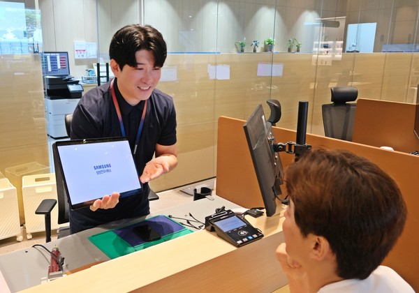 삼성전자서비스 엔지니어가 서비스센터에 방문한 고객에게 서비스를 제공하는 모습. /사진=삼성전자서비스