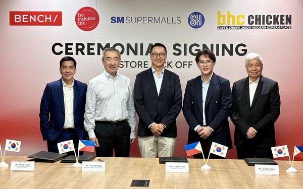 송호섭 다이닝브랜즈그룹 대표(왼쪽 세번째)가 22일 SM 슈퍼몰스와의 입점 계약을 체결하고 기념촬영을 하고 있다. (왼쪽부터) 브라이언 림(Bryan Lim) 수옌 코퍼레이션 부사장, 한스 시(Hans Sy) SM 프라임 홀딩스 회장, 송호섭 다이닝브랜즈그룹 대표, 스티븐 탄(Steven Tan) SM 슈퍼몰스 사장, 버질리오 림(Virgilio Lim) 수옌 코퍼레이션 대표 /사진=bhc