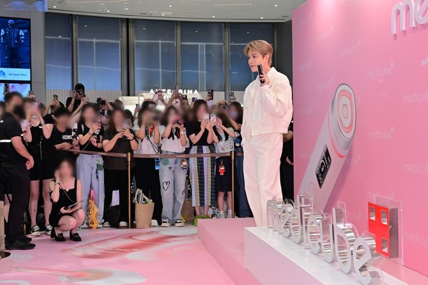 홍콩 셀럽 힌스 청의 팝업 현장 방문 모습 /사진=에이피알