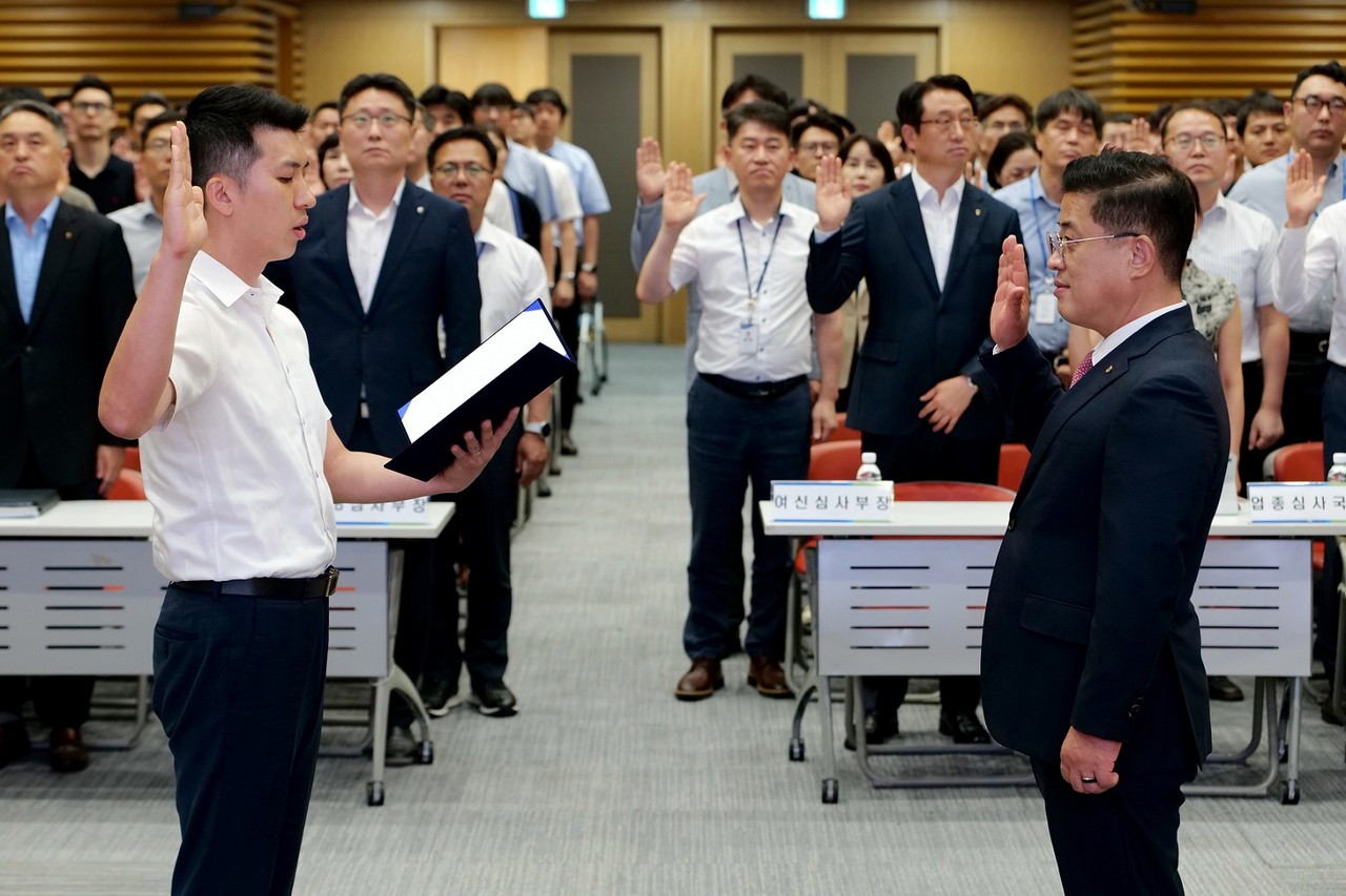 농협은행 여신심사부문 김성훈 부행장(오른쪽)을 비롯한 임직원 160여명은 지난 23일 서울 중구 소재 본사에서 '2025년 하반기 윤리경영 실천 결의대회'를 실시했다. / 사진=NH농협은행 / 