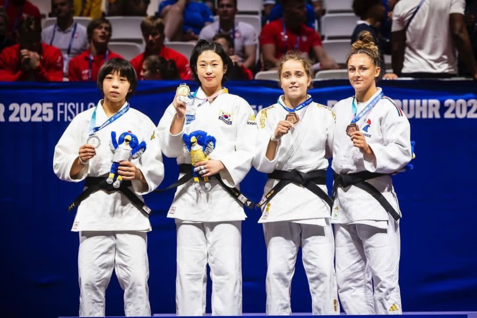 장세윤(KH그룹 필룩스유도단) 선수(왼쪽 두번째)가 24일 독일 에센에서 열린 2025 라인-루르 하계 유니버시아드대회 여자 52kg급 경기에서 금메달을 획득한 뒤 시상대에서 기념촬영을 하고 있다. / 사진=KH그룹