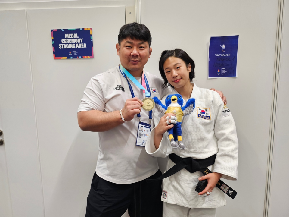 황희태 KH그룹 필룩스유도단 감독(왼쪽)과 장세윤 선수가 기념촬영을 하고 있다. / 사진=KH그룹