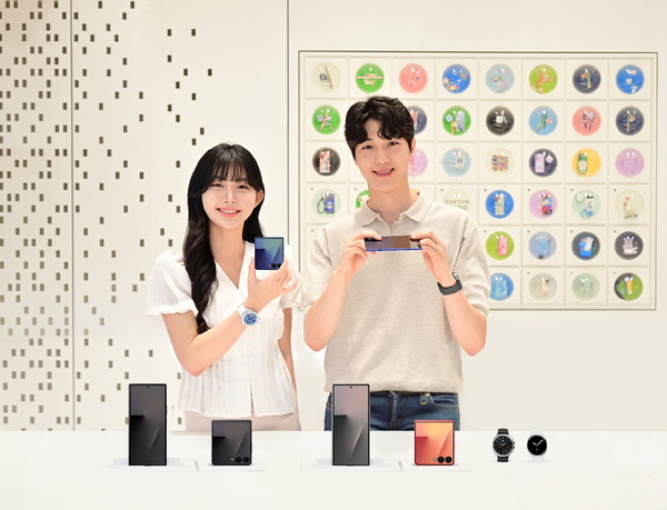 삼성스토어 홍대 '갤럭시 스튜디오'에서 25일 국내 출시한 '갤럭시 Z 폴드7·Z 플립7'과 ‘갤럭시 워치8 시리즈'를 소개하는 모습. /사진=삼성전자